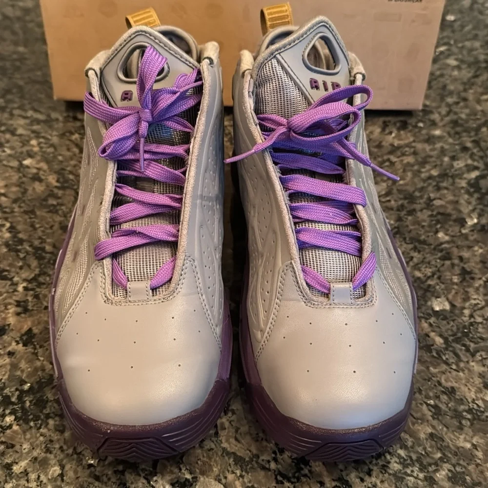 Nike air max pillar gray and Purple SneakersEUC 10.5
